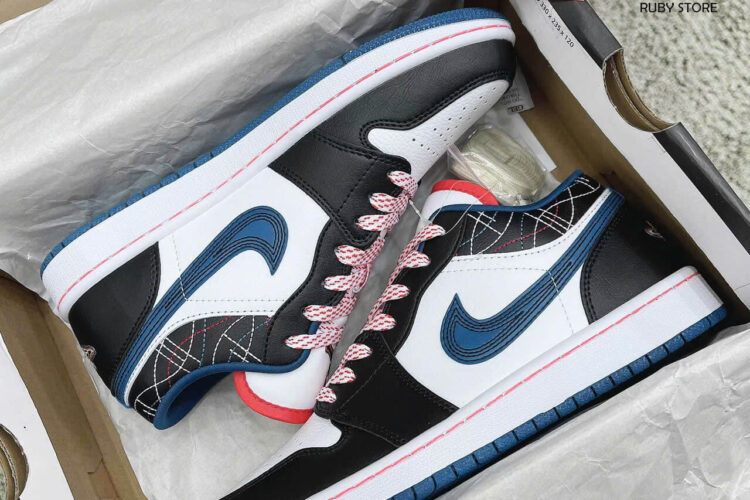 Hình ảnh thực tế giày Jordan 1 trắng đen xanh dương Rep 1 1 siêu cấp tại Ruby Store