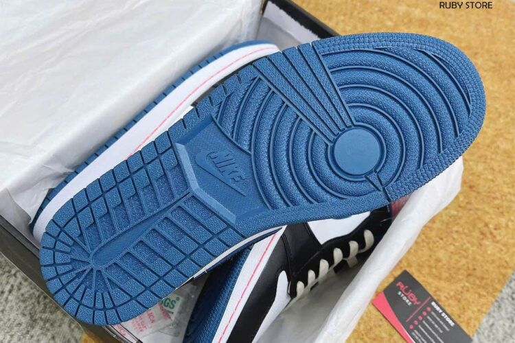 Hình ảnh thực tế giày Jordan 1 trắng đen xanh dương Rep 1 1 siêu cấp tại Ruby Store