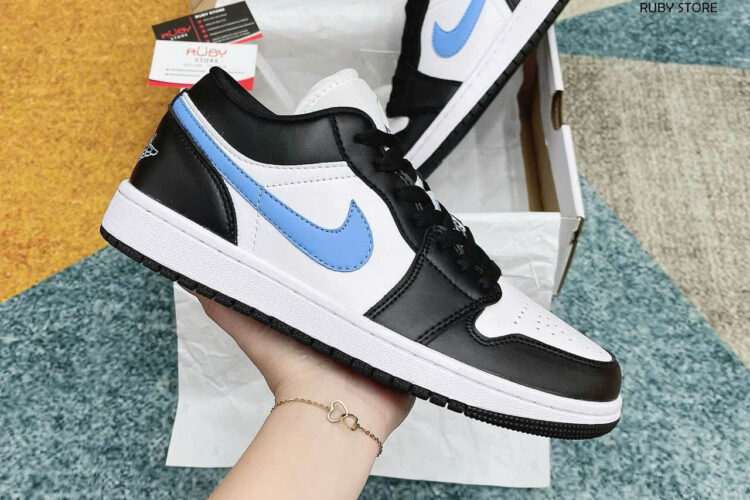 Hình ảnh thực tế mẫu giày Jordan 1 cổ thấp đen xanh trắng Rep 1 1 tại Ruby Store