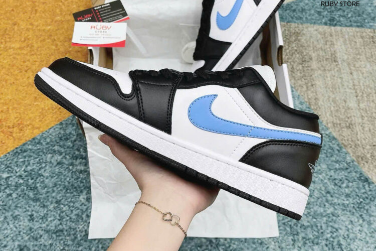 Hình ảnh thực tế mẫu giày Jordan 1 cổ thấp đen xanh trắng Rep 1 1 tại Ruby Store