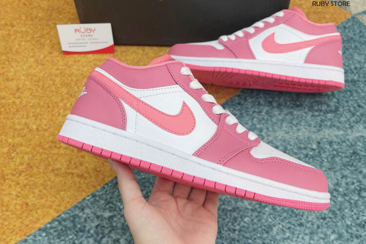 Hình ảnh thực tế giày Jordan Desert Berry hồng cổ thấp Rep 1 1 tại Ruby Store