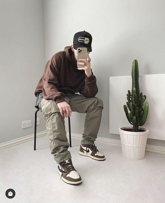 phối jordan 1 với cargo pants và áo hoodie