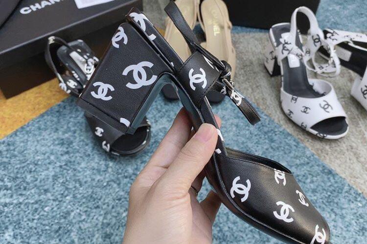 Dép Cao Gót Chanel 22S Black White Print Lambskin CC Logo Ankle Strap Block Heel Sandals Siêu Cấp