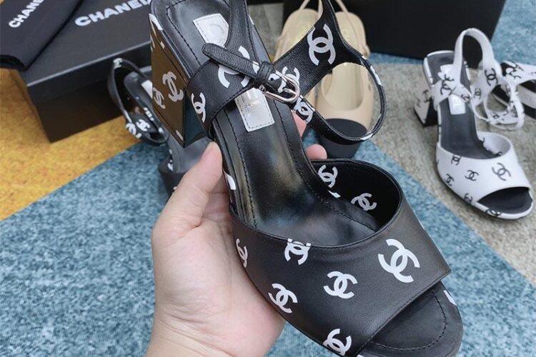 Dép Cao Gót Chanel 22S Black White Print Lambskin CC Logo Ankle Strap Block Heel Sandals Siêu Cấp