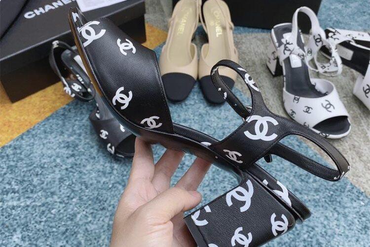 Dép Cao Gót Chanel 22S Black White Print Lambskin CC Logo Ankle Strap Block Heel Sandals Siêu Cấp