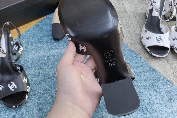 Dép Cao Gót Chanel 22S Black White Print Lambskin CC Logo Ankle Strap Block Heel Sandals Siêu Cấp