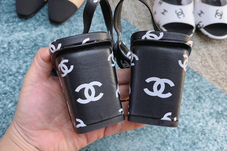 Dép Cao Gót Chanel 22S Black White Print Lambskin CC Logo Ankle Strap Block Heel Sandals Siêu Cấp
