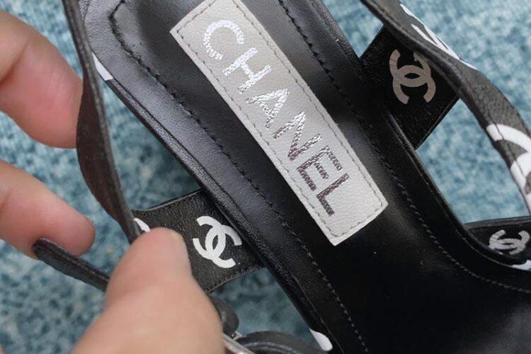 Dép Cao Gót Chanel 22S Black White Print Lambskin CC Logo Ankle Strap Block Heel Sandals Siêu Cấp