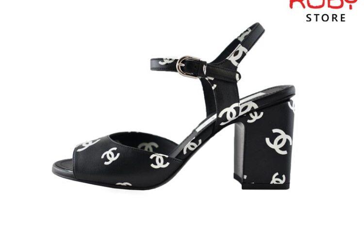 Dép Cao Gót Chanel 22S Black White Print Lambskin CC Logo Ankle Strap Block Heel Sandals Siêu Cấp