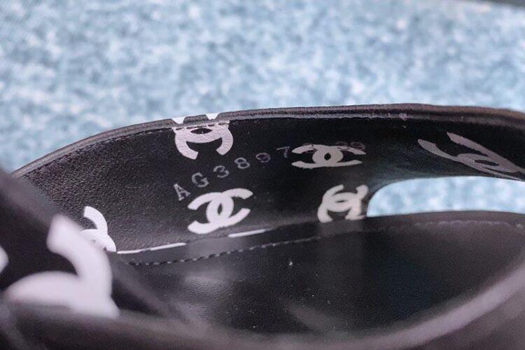 Dép Cao Gót Chanel 22S Black White Print Lambskin CC Logo Ankle Strap Block Heel Sandals Siêu Cấp