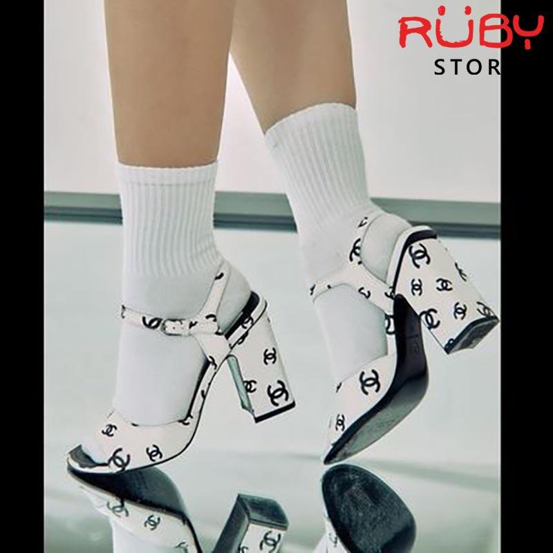 Dép Cao Gót Chanel 22S White Black Print Lambskin CC Logo Ankle Strap Block Heel Sandals Siêu Cấp