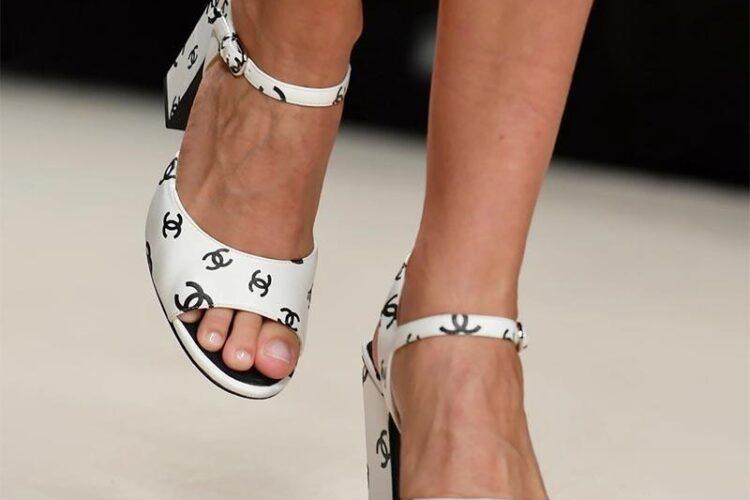 Dép Cao Gót Chanel 22S White Black Print Lambskin CC Logo Ankle Strap Block Heel Sandals Siêu Cấp