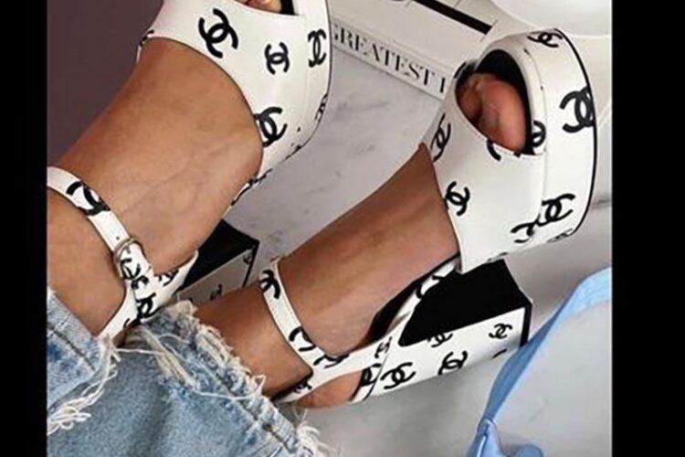 Dép Cao Gót Chanel 22S White Black Print Lambskin CC Logo Ankle Strap Block Heel Sandals Siêu Cấp