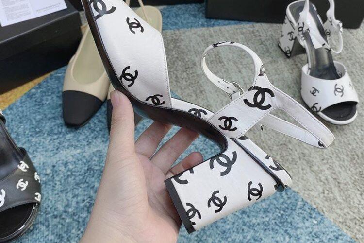 Dép Cao Gót Chanel 22S White Black Print Lambskin CC Logo Ankle Strap Block Heel Sandals Siêu Cấp