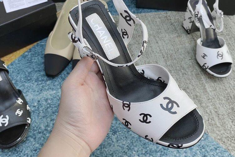 Dép Cao Gót Chanel 22S White Black Print Lambskin CC Logo Ankle Strap Block Heel Sandals Siêu Cấp