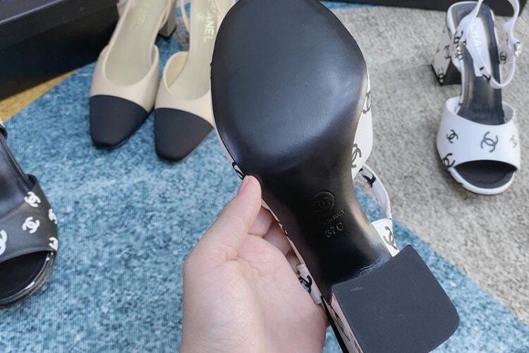 Dép Cao Gót Chanel 22S White Black Print Lambskin CC Logo Ankle Strap Block Heel Sandals Siêu Cấp