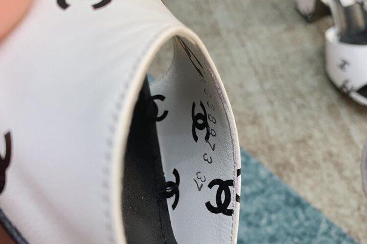 Dép Cao Gót Chanel 22S White Black Print Lambskin CC Logo Ankle Strap Block Heel Sandals Siêu Cấp