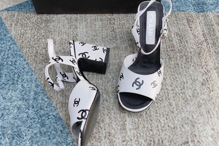 Dép Cao Gót Chanel 22S White Black Print Lambskin CC Logo Ankle Strap Block Heel Sandals Siêu Cấp