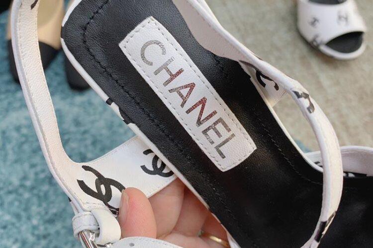 Dép Cao Gót Chanel 22S White Black Print Lambskin CC Logo Ankle Strap Block Heel Sandals Siêu Cấp