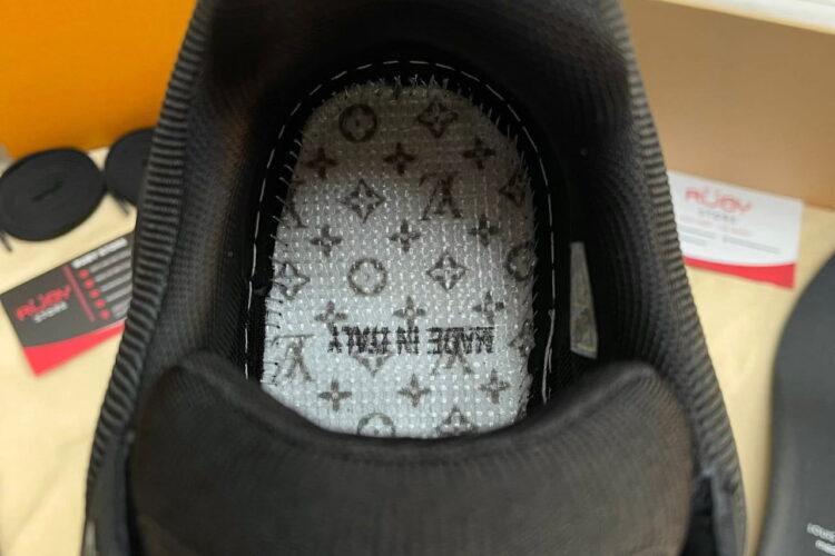 Giày Louis Vuitton Trainer Black Embossed Monogram đen