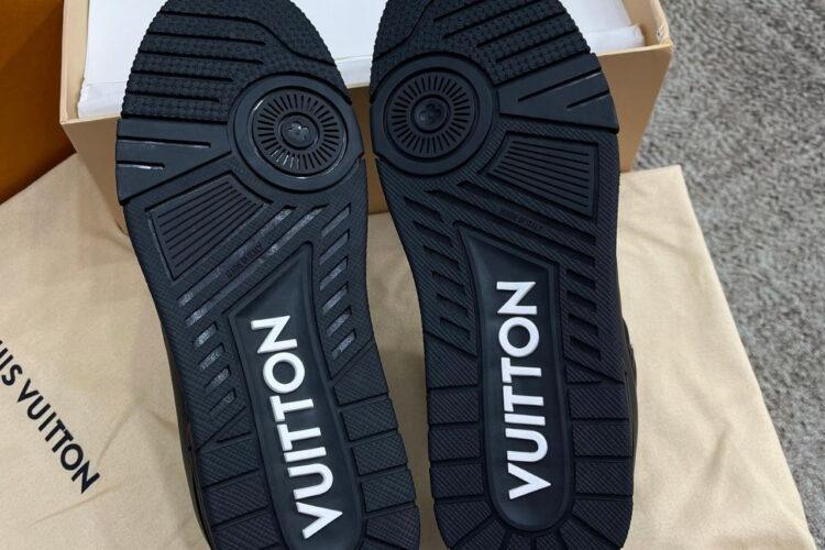 Giày Louis Vuitton Trainer Black Embossed Monogram đen