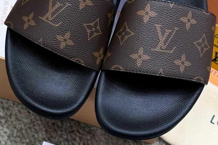 Dép LV Waterfront Mule Monogram đen Nâu