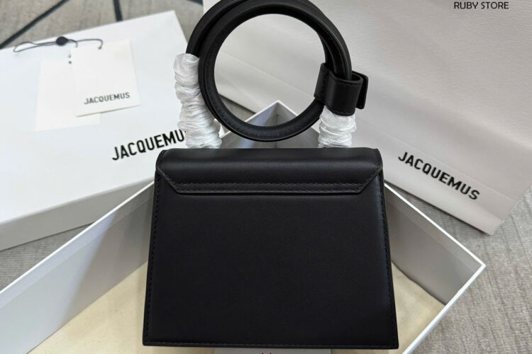 Hình ảnh thực tế túi xách Jacquemus màu đen chữ vàng cao cấp