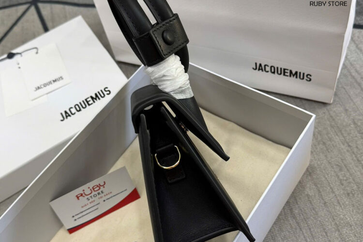 Hình ảnh thực tế túi xách Jacquemus màu đen chữ vàng cao cấp