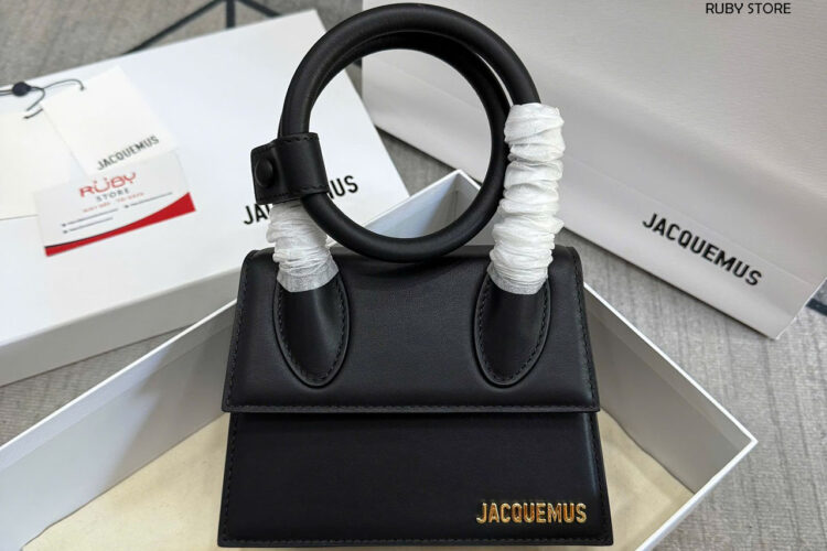 Hình ảnh thực tế túi xách Jacquemus màu đen chữ vàng cao cấp