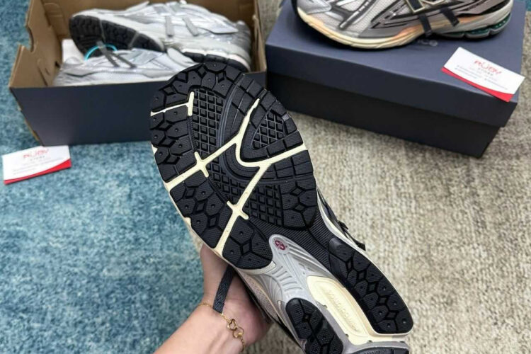 Giày New Balance 1906A Sea Salt Metallic Silver Bạc đen