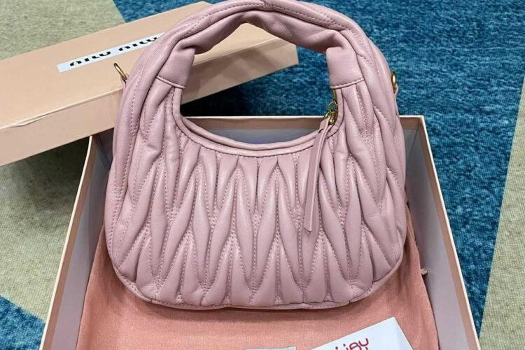 Túi Miu Miu Wander Matelassé Nappa Leather Hobo Small Bag Alabaster Pink hồng
