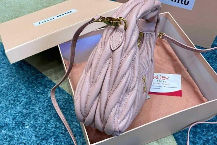 Túi Miu Miu Wander Matelassé Nappa Leather Hobo Small Bag Alabaster Pink hồng