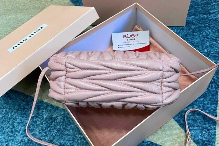 Túi Miu Miu Wander Matelassé Nappa Leather Hobo Small Bag Alabaster Pink hồng
