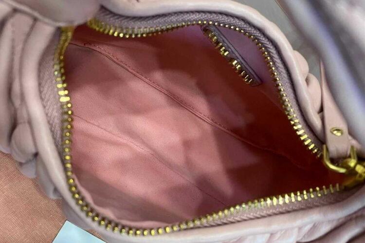 Túi Miu Miu Wander Matelassé Nappa Leather Hobo Small Bag Alabaster Pink hồng