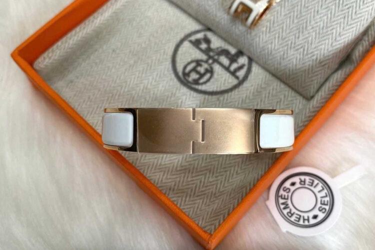 Set vòng tay dây chuyền hoa tai Hermes trắng hồng vàng