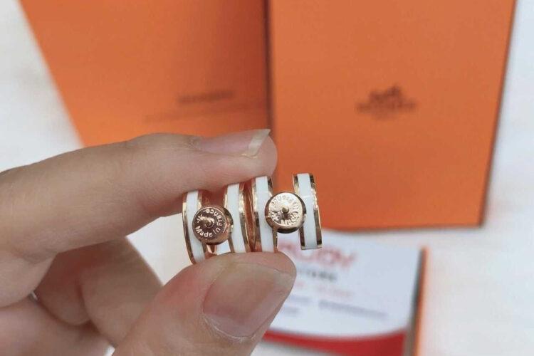 Set vòng tay dây chuyền hoa tai Hermes trắng hồng vàng