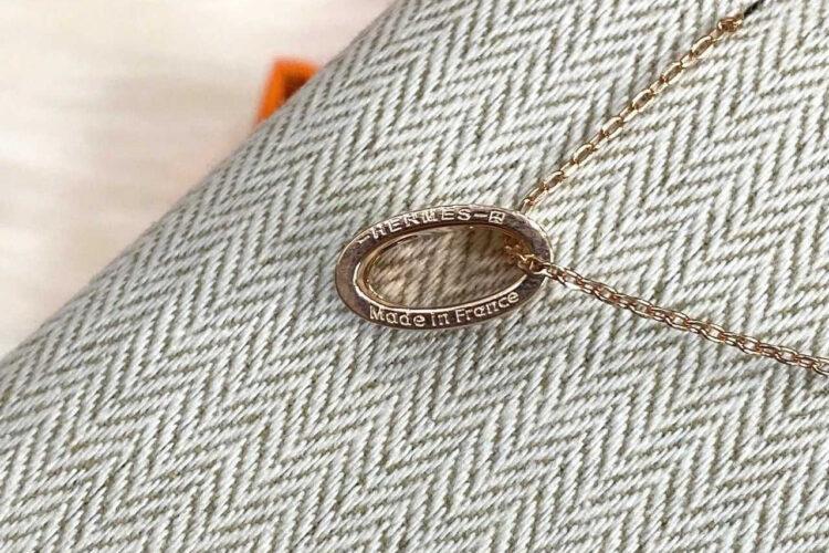 Set vòng tay dây chuyền hoa tai Hermes trắng hồng vàng