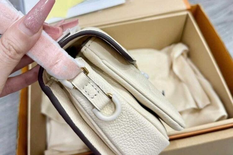 Túi LV Pochette Métis East West M22942 Creme Monogram Empreinte Kem