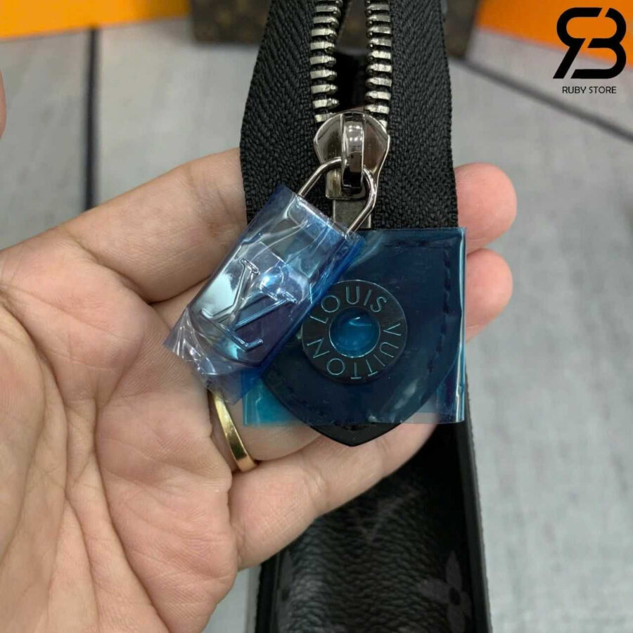 Túi LV Pochette Voyage MM Monogram Eclipse Reverse Màu Bạc
