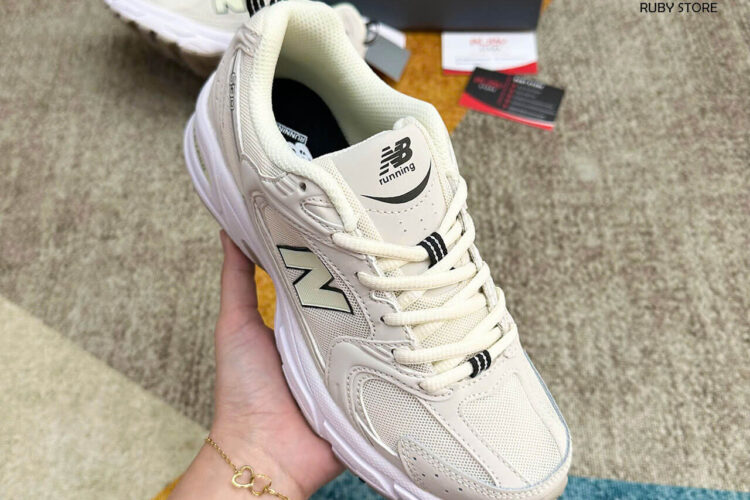 Hình ảnh thực tế đôi giày New Balance 530 màu be Rep 1 1 siêu cấp
