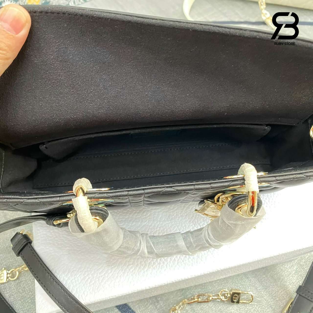 Hình ảnh thực tế túi xách Dior Lady D-Joy màu đen size 26CM