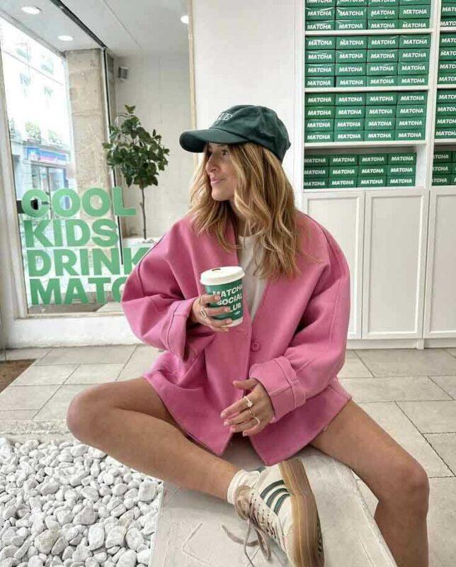 Phối giày Handball Spezial trắng đen với quần Short và áo khoác Blazer hồng