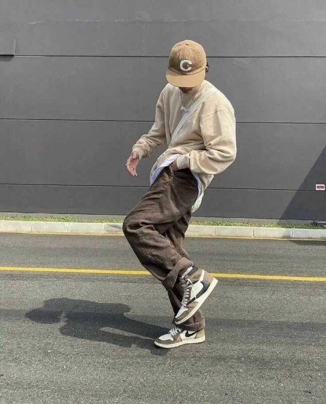 Phối JD1 High Travis Mocha với quần Kaki, áo phông và Sweater khoác ngoài