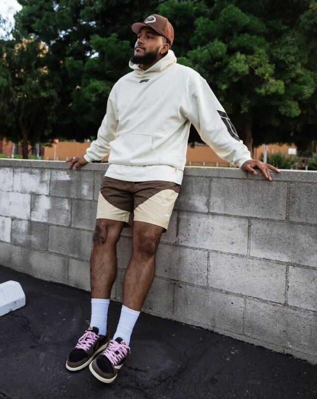 Phối giày Jordan 1 Low Travis Scott Mocha với quần Short và Hoodie