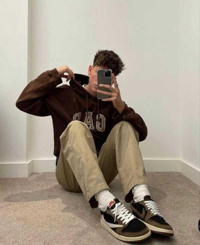 Phối giày JD1 Low x Travis Mocha với quần Kaki và áo Hoodie nâu
