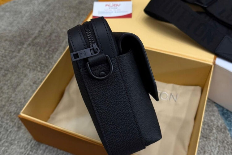 Túi LV Aerogram Fastline Messenger Màu đen 23CM