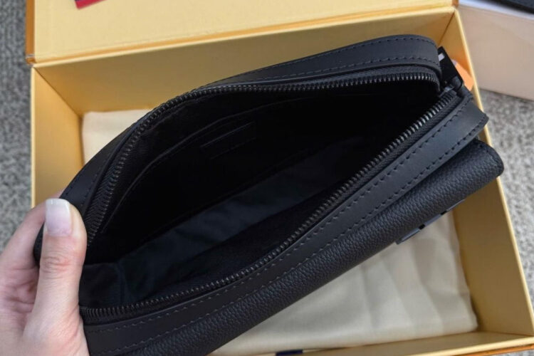 Túi LV Aerogram Fastline Messenger Màu đen 23CM