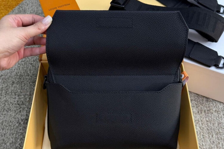 Túi LV Aerogram Fastline Messenger Màu đen 23CM