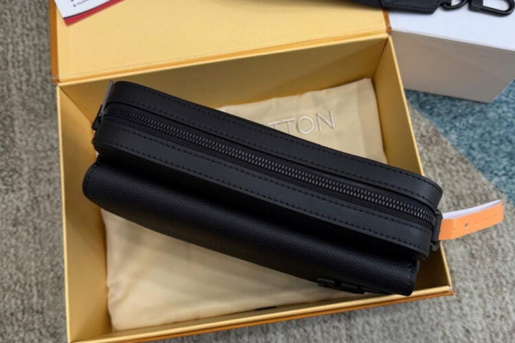 Túi LV Aerogram Fastline Messenger Màu đen 23CM