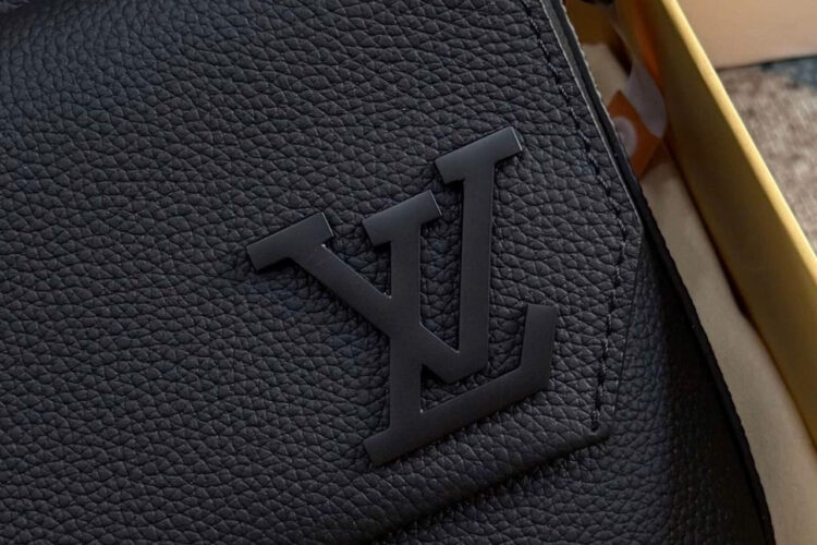 Túi LV Aerogram Fastline Messenger Màu đen 23CM